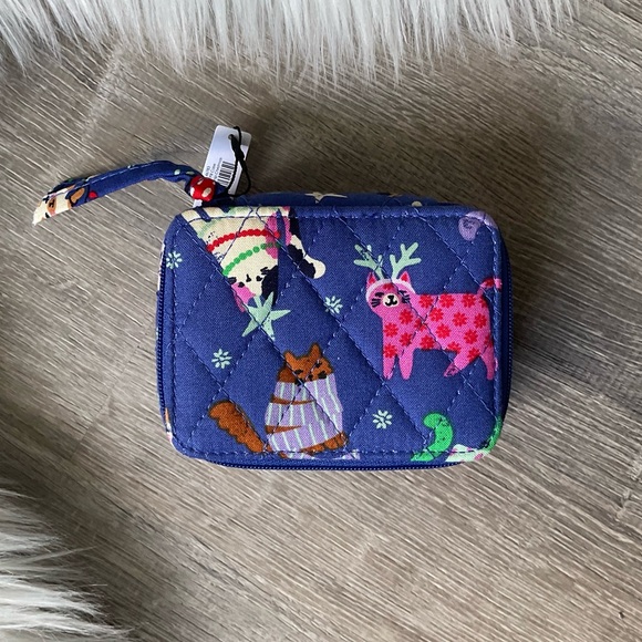 🐾 VERA BRADLEY Travel Pill Case Catnip Christmas - Picture 1 of 3